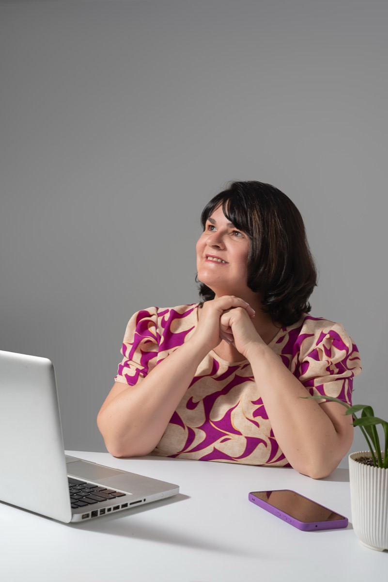 Dete Tambosi em atendimento online, com notebook e celular
